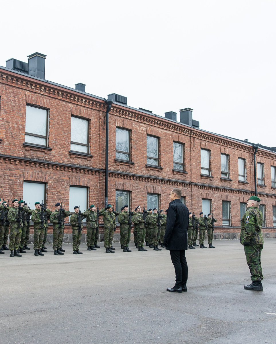 alexstubb's tweet photo. Hyvää Puolustusvoimain lippujuhlan päivää. 

Suomen turvallisuus on meidän kaikkien yhteinen asia ja sen viimeisenä lukkona ovat vahvat puolustusvoimat.

Voimme katsoa tulevaisuuteen luottavaisina. https://t.co/YmpEFsq8OE