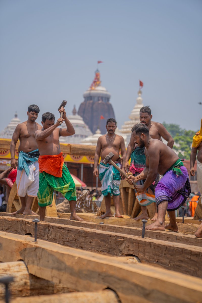 JagannathaDhaam's tweet photo. ଆଜି ପୂର୍ବାହ୍ନରେ ଅନୁକୂଳ ପୂଜା ପୂର୍ବକ ତିନି ରଥର ଅଖ ଉପରେ ପାଞ୍ଚ ଦଣ୍ଡା ମଜବୁତ୍ ପାଇଁ କଣ୍ଟା ବାଡ଼ିଆ କାର୍ଯ୍ୟ ଶେଷ ହୋଇଅଛି।

#Puri https://t.co/GafXcq3yq7