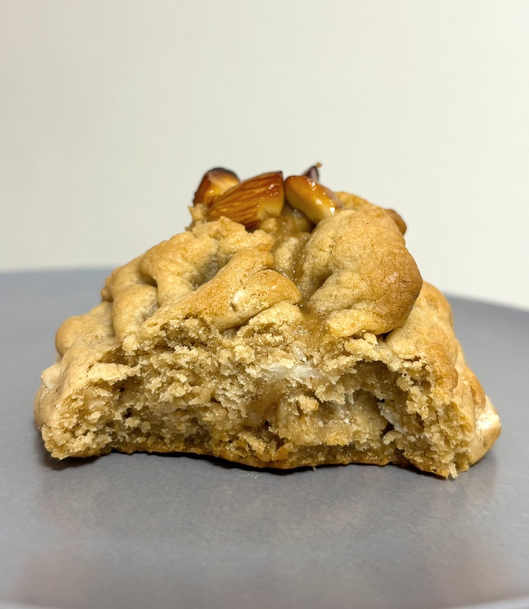 choco614cheese's tweet photo. ovgo baker  ソルティキャラメルグーイークッキー
どっしり重め。ねっちりチューイーな食感。甘いクッキーにミルキーな甘々ホワイトチョコ、塩キャラメルで濃厚な味わい。ローストアーモンドが乗っていてカリッと香ばしい https://t.co/1SODxk6zVu