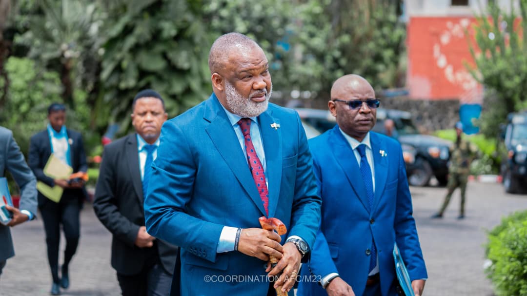 afcongo's tweet photo. AFC/M23 : l’ambition d’un Congo puissant, productif et maître de son destin

L’histoire ne retient jamais les peuples qui se résignent. Elle célèbre ceux qui refusent la fatalité, qui transforment les épreuves en force et les crises en opportunités. La République démocratique du Congo se trouve aujourd’hui à cette croisée des chemins où le choix n’est plus entre le changement et le statu quo, mais entre la renaissance et le déclin.

Dans cette dynamique, l’Alliance Fleuve Congo/Mouvement du 23 Mars (AFC/M23) se présente comme le porteur d’une vision de rupture radicale avec les mécanismes qui ont plongé le pays dans l’instabilité, la corruption systémique, l’appauvrissement des masses et l’effondrement progressif de l’autorité publique.

L’AFC/M23 défend l’idée qu’aucune nation ne peut prétendre à la souveraineté lorsqu’elle demeure prisonnière de la prédation, de l’improvisation et de l’irresponsabilité politique. La grandeur d’un État se mesure à sa capacité de produire, d’innover, de protéger ses citoyens et de transformer ses ressources en prospérité collective.

Le Congo ne manque ni de richesses, ni d’intelligence, ni de potentiel. Ce qui lui a souvent fait défaut, c’est une gouvernance capable de convertir ces atouts exceptionnels en puissance économique et en progrès social. Là réside le cœur du combat que l’AFC/M23 affirme mener : substituer à la culture de la dépendance une culture de la performance ; remplacer la politique des privilèges par celle du mérite ; ériger la responsabilité en principe fondamental de l'action publique.

Dans cette vision, le patriotisme n'est pas un slogan destiné à flatter les foules. Il est un devoir de construction nationale. Il ne consiste pas à glorifier des individus, mais à bâtir des institutions fortes, crédibles et durables. Il ne se mesure pas à la proximité avec le pouvoir, mais à la contribution apportée à l'élévation de la nation.

L’AFC/M23 soutient que l’avenir du Congo ne peut être fondé sur l’assistance permanente ni sur la mendicité internationale. Il doit reposer sur le travail, la discipline, la création de richesses et la valorisation du génie congolais. Une nation qui travaille est une nation qui avance. Une jeunesse qui entreprend est une jeunesse qui conquiert son avenir. Un État qui rend des comptes est un État qui inspire confiance.

Le projet porté par l’AFC/M23 se veut celui d’un Congo transformé en véritable terre d’opportunités, où l’économie devient le principal levier de stabilité, où les ressources nationales servent enfin le développement national, et où la dignité du citoyen découle de sa capacité à participer pleinement à la prospérité collective.

L’heure n’est plus aux lamentations ni aux justifications. Elle est à l’action, à la rigueur et à la reconstruction. Les peuples qui progressent sont ceux qui osent réinventer leur destin. Ceux qui refusent la résignation. Ceux qui choisissent l’excellence plutôt que la médiocrité.

Le Congo n’est pas condamné à subir son histoire. Il possède les ressources, les compétences et l’énergie nécessaires pour devenir une puissance africaine de premier plan. Encore faut-il une volonté politique capable de transformer ce potentiel en réalité.

L’ambition affichée par l’AFC/M23 est précisément celle-là : faire émerger un Congo fort, respecté, prospère et souverain ; un Congo où la richesse nationale profite enfin à la nation ; un Congo où le travail remplace les privilèges, où la compétence l’emporte sur les réseaux, et où l’avenir se construit par l’effort collectif plutôt que par l’attente passive.

Car les grandes nations ne naissent pas de la chance. Elles naissent de la vision, du courage et de la détermination de ceux qui refusent de renoncer.

#AFCM23 #RévolutionDeLaGouvernance #CongoFort #Leadership #TravailEtMérite #RenaissanceNationale #Vision2030 #NouvelleRDC