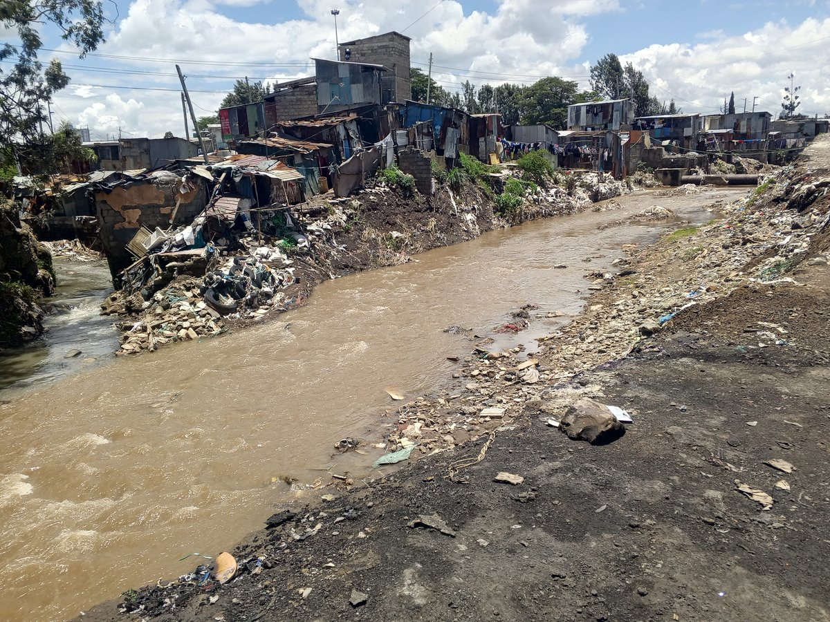 ManosUnidasONGD's tweet photo. ¿Te imaginas perderlo todo por una inundación o un conflicto?

Esto es lo que está pasando en distintas zonas de África oriental. Inundaciones, sequías prolongadas y desplazamientos forzados están poniendo en riesgo la vida de las comunidades más vulnerables, dejando a miles de personas sin alimentos, sin hogar y sin medios para poder vivir.

Desde Manos Unidas hemos querido actuar ante esta situación poniendo en marcha diferentes proyectos de emergencia. Aquí toda la información: https://t.co/XCkjUItlk6

#AlimentaLaPaz