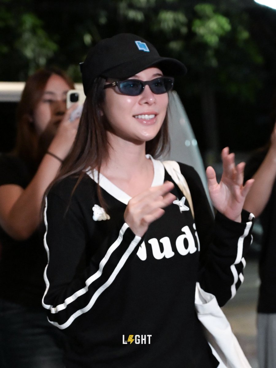 LIGHT100ST's tweet photo. P' Kao in her nudi long sleeve today 😚 Isn't the weather hot~

#supassra_sp https://t.co/FTRgKvQMck
