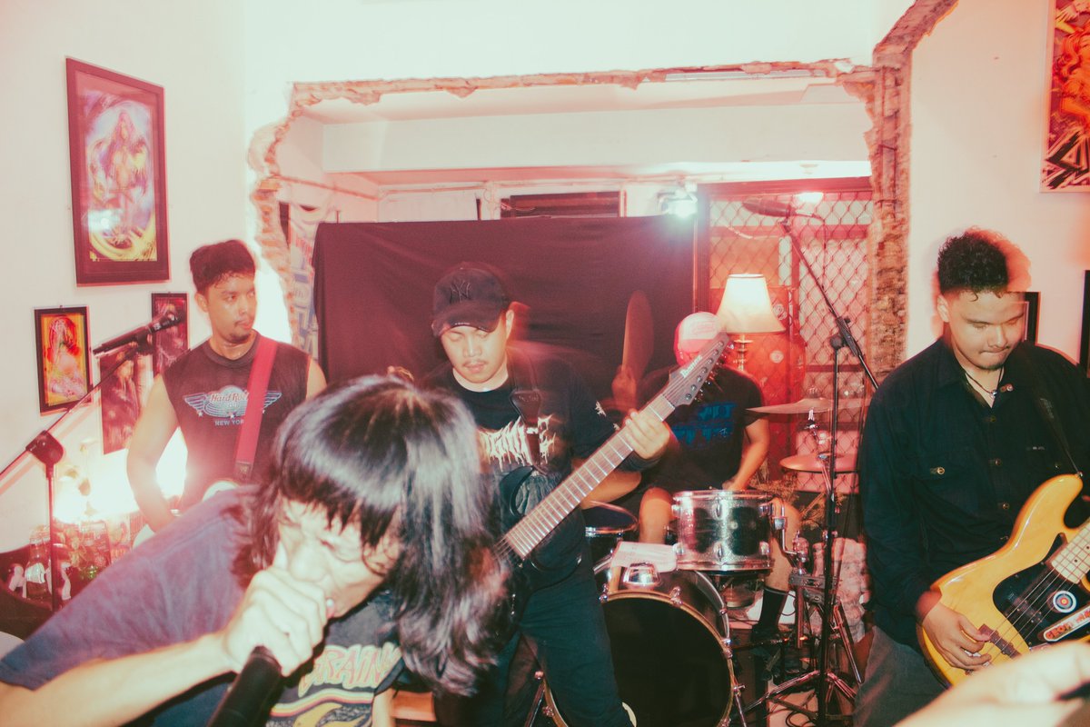 Mal_ikJ's tweet photo. salah satu band yang gw foto di gigs pertama waktu hunting stage photografi, entah kenapa gw masih suka sama hasilnya sampai sekarang walaupun waktu itu masih ngeraba raba setting yang pas.
#Photostage #stageid #stagephotography https://t.co/gHxTsJMPUF