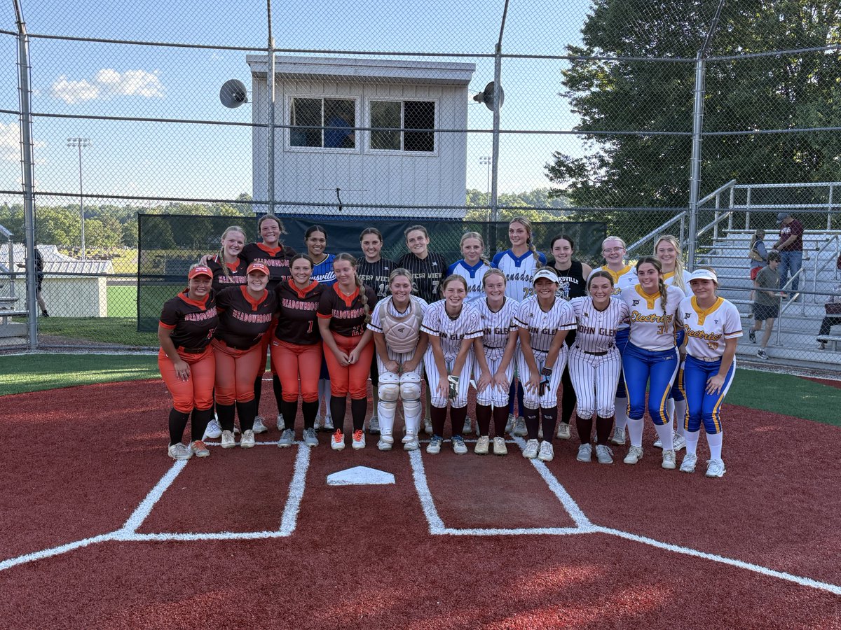 TheVilleSB10's tweet photo. Congrats to the seniors that participated in the Senior MVL All Star game. Our very own #11 Mylin Driggs played and went 1-1 with a walk, sac bunt and 2 run double in the game. She will be playing Sunday in East District game at Harrison Central. Good Luck #11
#together❤️🥎🖤 https://t.co/7Mn71kDLdR