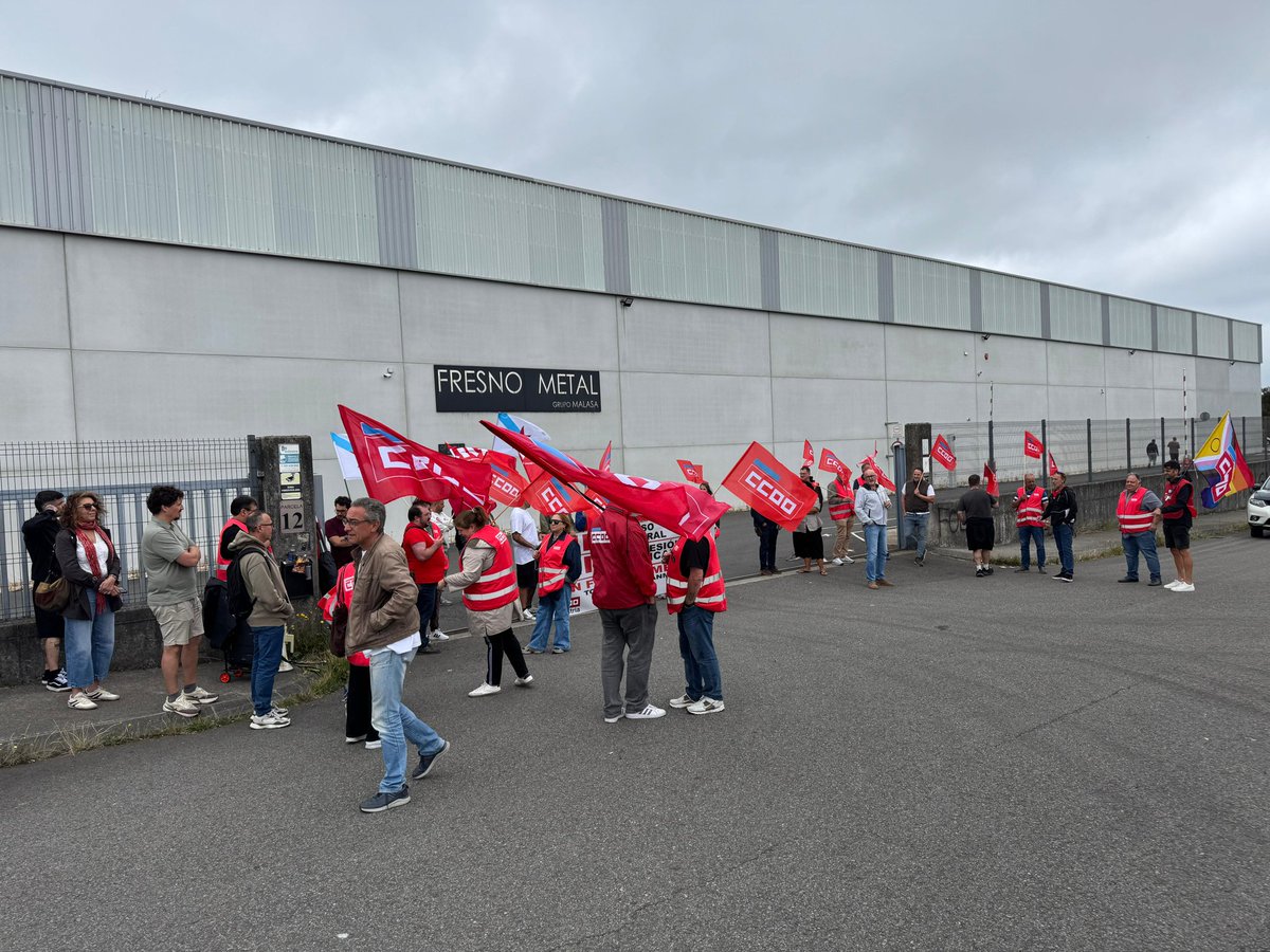 ccooindgalicia's tweet photo. ✊ Nin un paso atrás fronte á represión sindical! Hoxe en Cerceda, arroupando o compañeiro Juanma ás portas de Fresno Metal. Defender os dereitos das persoas non pode ser motivo de sanción. Se tocan a un, tócanlle a toda a clase traballadora. 📸👇 #SindicalismoSenRepresión #CCOO https://t.co/SVyXjc26ax