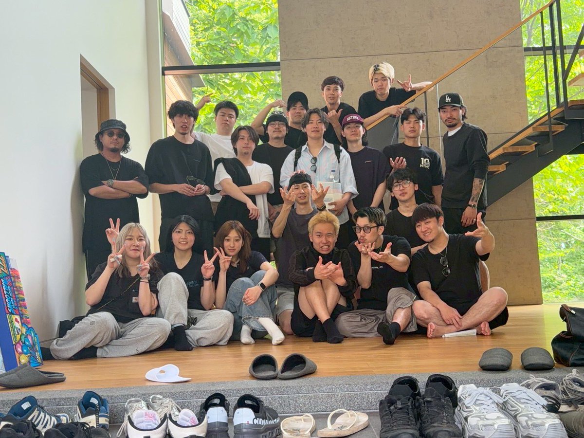 ICHI_KAI02's tweet photo. 1泊2日で社員研修を兼ねてニセコ合宿へ。

僕が入社した頃、社員は4人で���た。気がつけば20人を超え、本当にたくさんの仲間と出会うことができました。

改めて、お客様とメンバーに感謝。

もっと美味しいラーメンを、もっと価値のある一杯を作る。その覚悟を再確認した濃い2日間でした。 https://t.co/t0eW723lhj