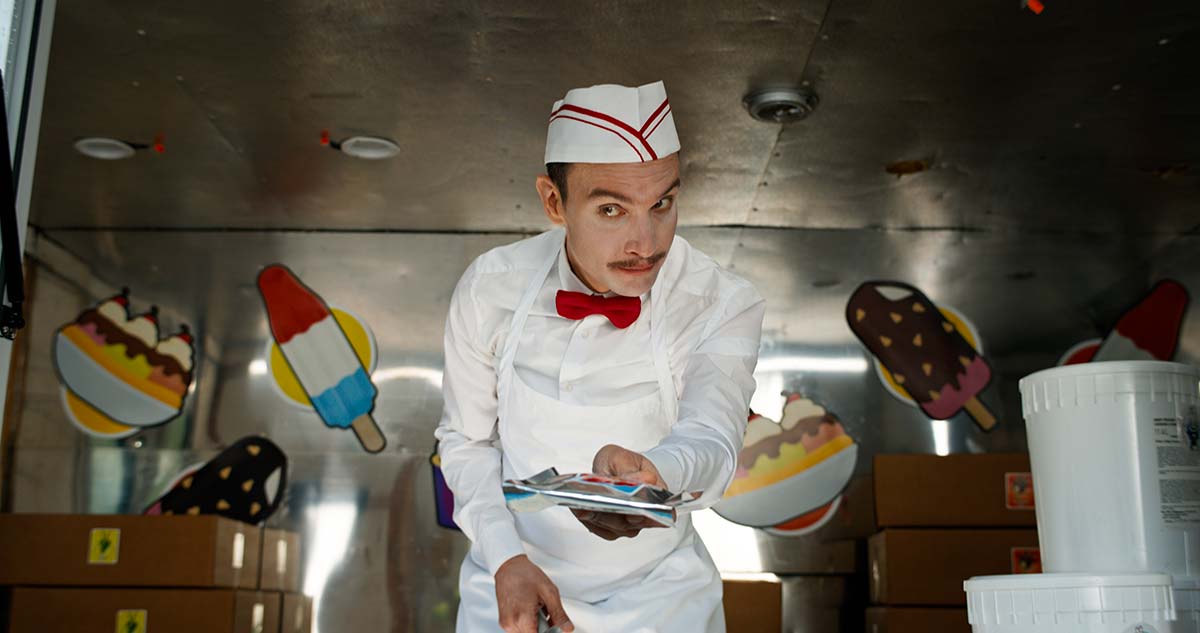ThePlaylistNews's tweet photo. ‘Ice Cream Man’ Trailer: Eli Roth Turns Sweet Summer Treats Into A Horror Show https://t.co/dhLe5uweFz https://t.co/65vn9ZnhFo
