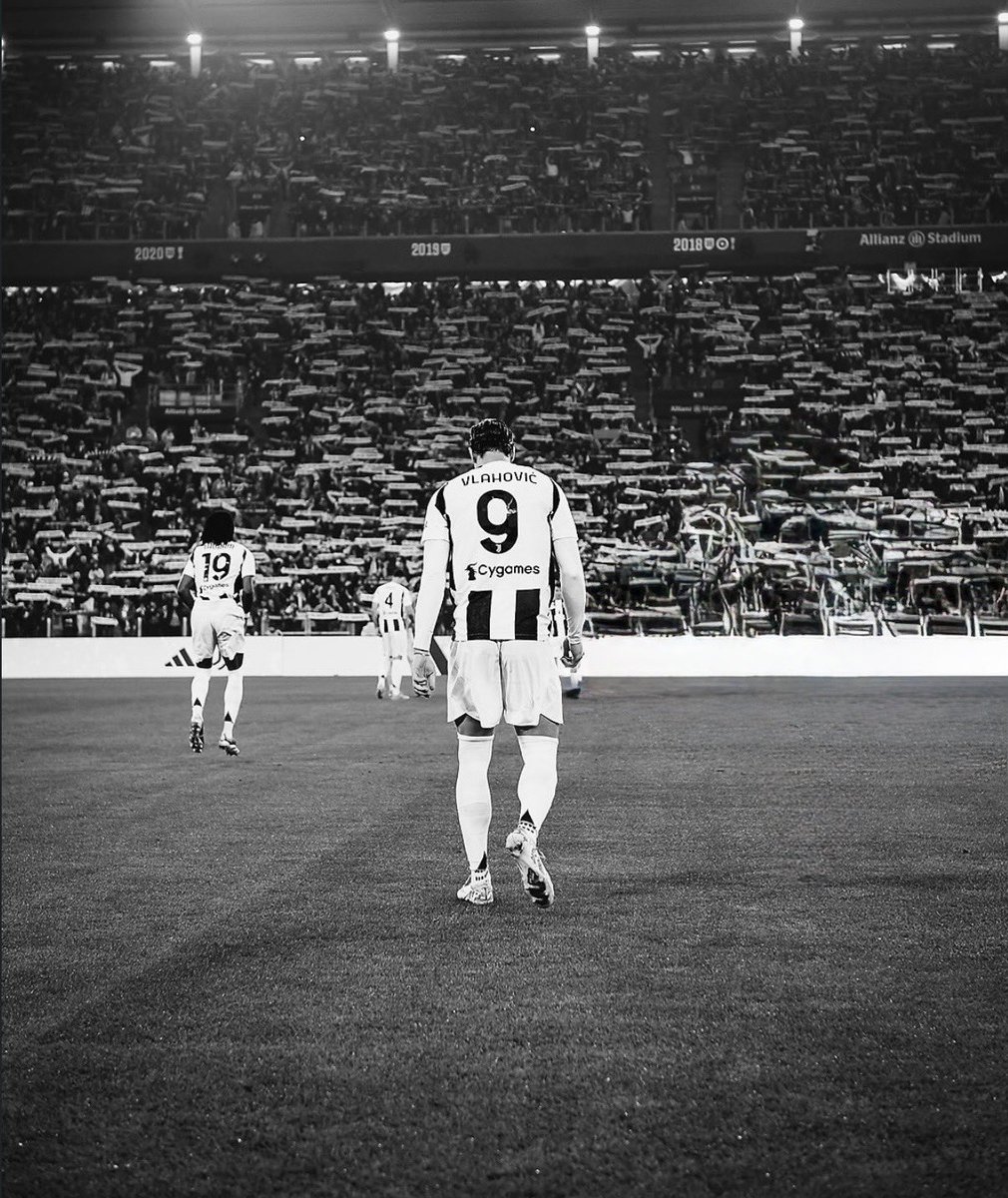 Critic0eur's tweet photo. Arrivé à Turin en 2022 pour être le futur grand numéro 9 de la Juventus. Ton passage a été fait de hauts et de bas : des buts importants, des blessures, des critiques et des moments compliqués dans un club en souffrance. J’ai parfois continué d’allumer la télé pour toi
Ciao 💔🥀 https://t.co/rd769Y4bIV