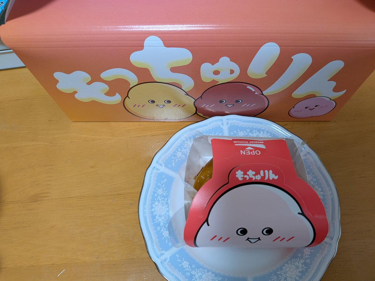 aime_1st's tweet photo. 休講になったので、雨の中ミスドへもっちゅりんを買いに行った娘。
夕方は、娘が前から行きたがってたひみつ堂にかき氷を食べに。
休講のおかげて、やりたかったこと全部出来たので、大満足の娘。日々忙しいからね。 https://t.co/a7l4vi5exB