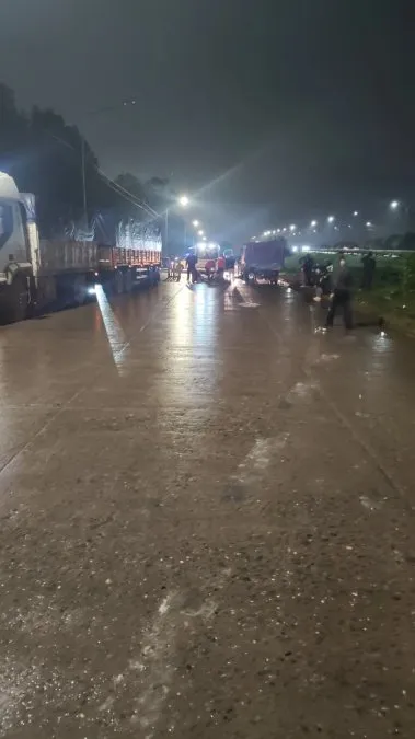 RadioContinentu's tweet photo. ▶️Un padre y su hija murieron tras #accidente en la zona del #mercofrut 
Ocurrió  cerca de las 05:45 en la zona de la colectora de la autopista de circunvalación.
El siniestro fue protagonizado por un camión y una motocicleta. https://t.co/u4jjhW3eJJ