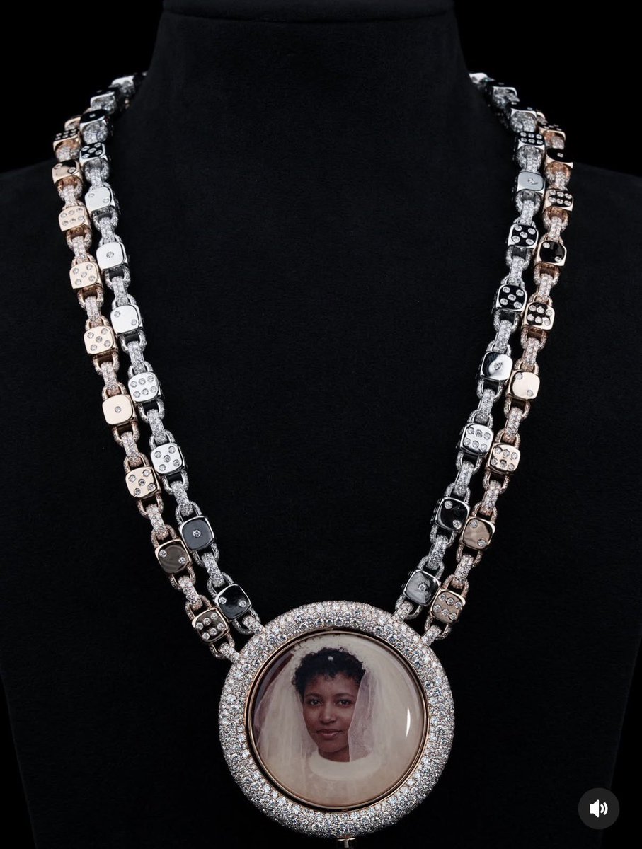 AlbumTalksHQ's tweet photo. 🚨 New custom diamond chain for Davido honouring his late mum 🥺♥️ https://t.co/3FKxiuVQNZ