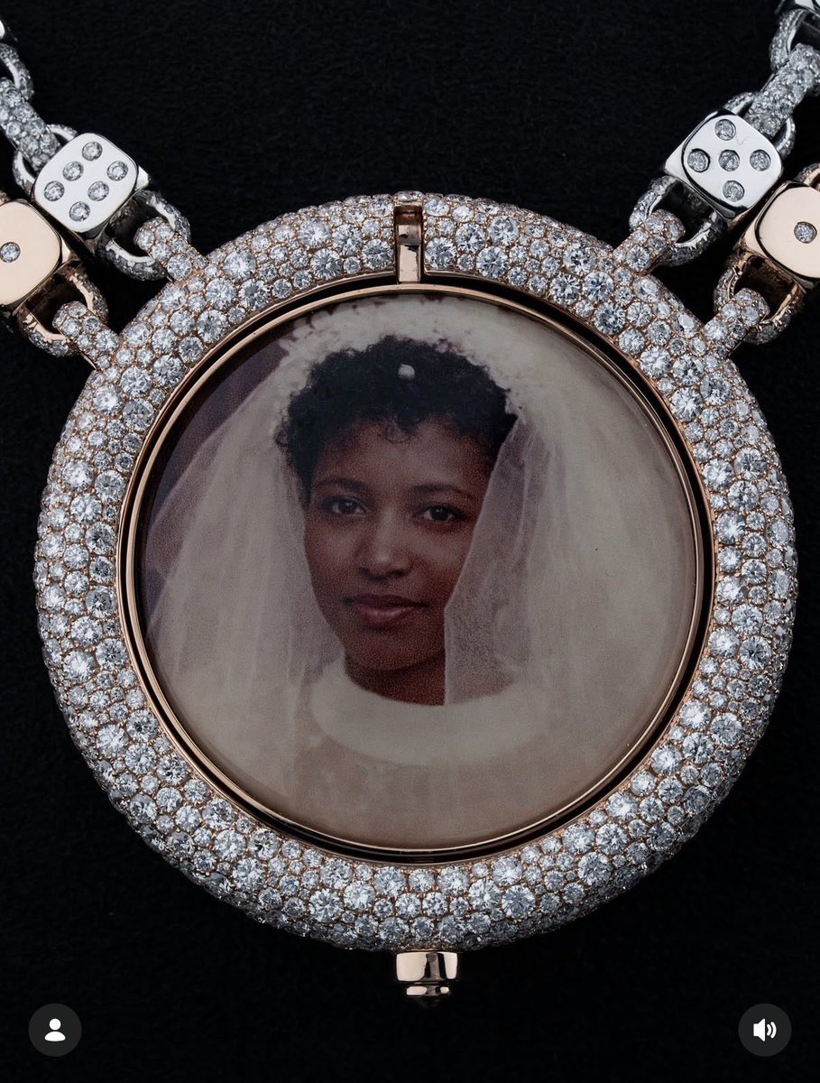 AlbumTalksHQ's tweet photo. 🚨 New custom diamond chain for Davido honouring his late mum 🥺♥️ https://t.co/3FKxiuVQNZ