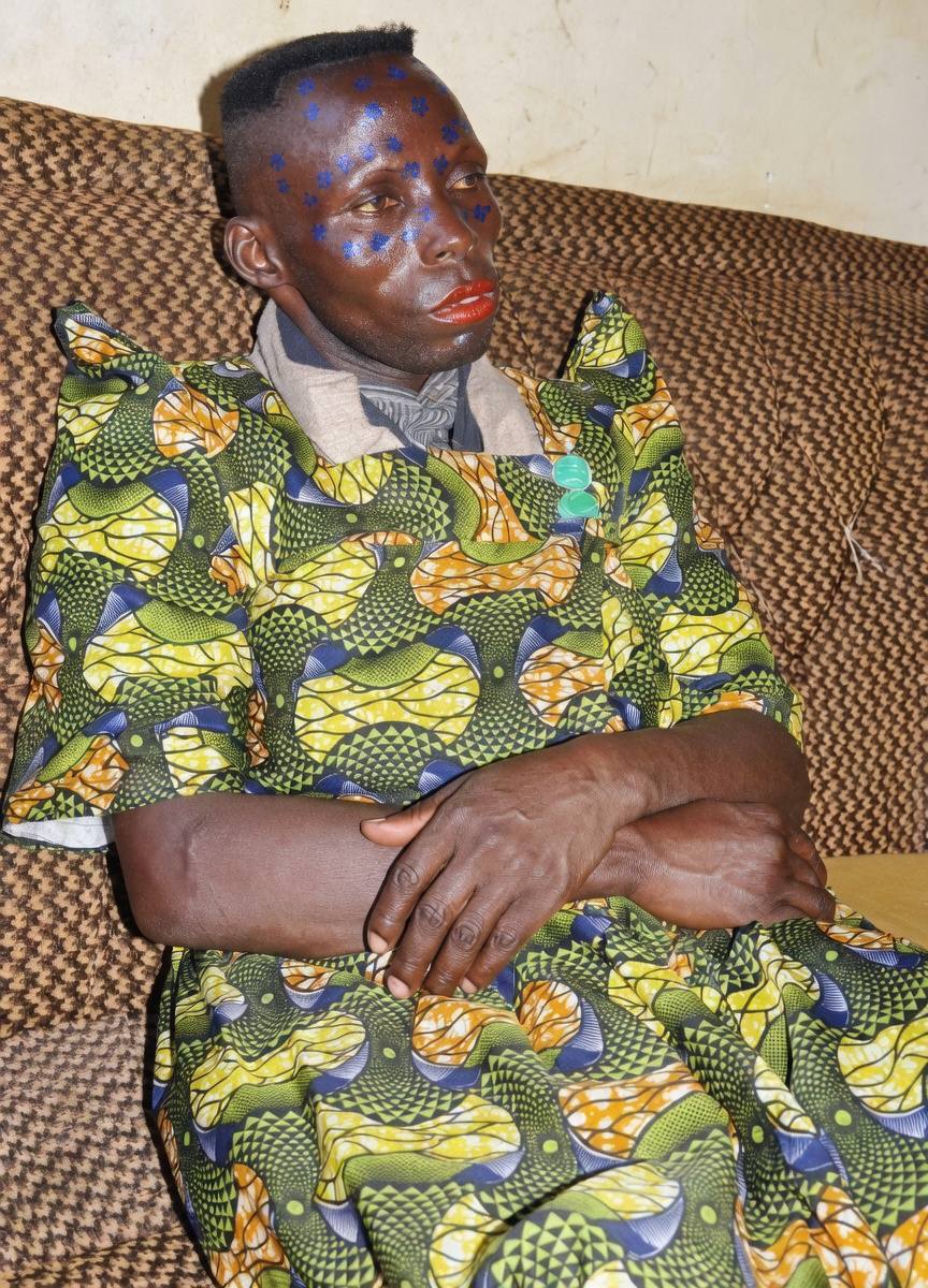 Global_Folder's tweet photo. In 2020, Kenyan 🇰🇪 police arrested a man who robbed people at night by disguising himself as a seductive woman. 

He would lure in unsuspecting victims, who only realized the ruse when it was too late.

He figured the smartest way to pull off nighttime robberies was to dress up as an alluring female.

Lipstick? On point. Heels? Strapped on. Victims? Eventually handed him right over to the authorities.

Officers caught him right in the middle of flirting with his next target.