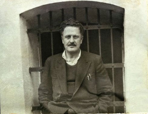 beytepeyolcusu2's tweet photo. Sevdalınız komünisttir
on yıldan beri hapistir
yatar Bursa kalesinde

Yatar, ama zincirini kırmış yatar,
en âlâ bir mertebeye ermiş yatar,
yatar Bursa kalesinde." https://t.co/BvEuyYvoFl