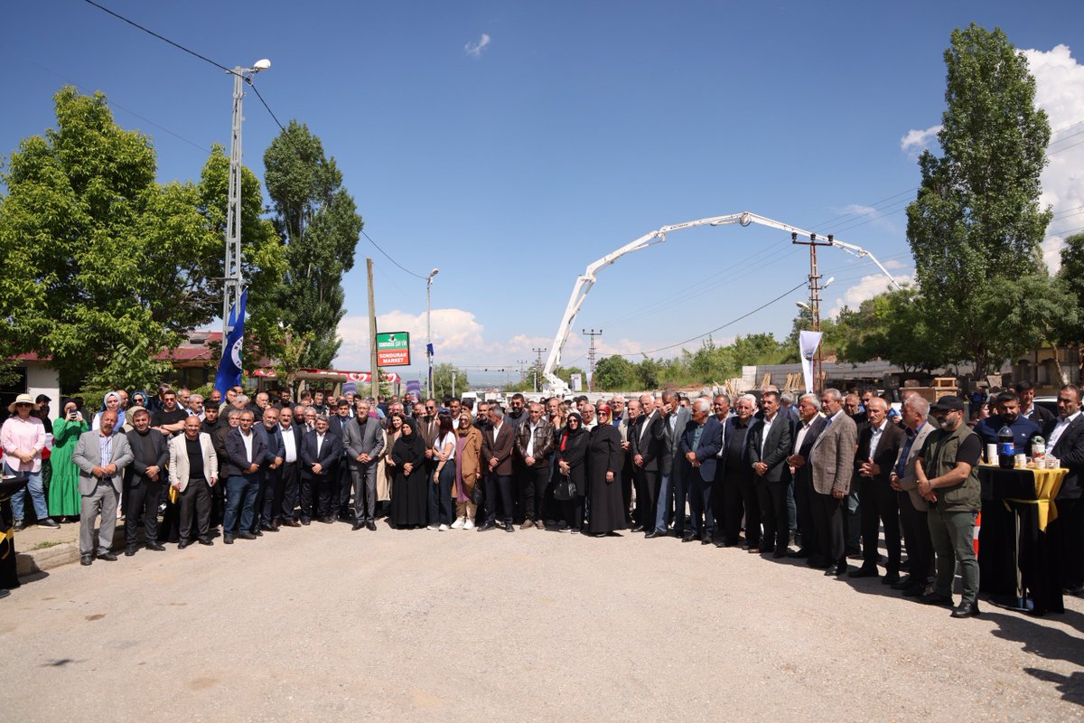 mus_bld's tweet photo. 📌 Muş’a Bir İlki Kazandırıyoruz

Muş Belediyesi tarafından Dere Mahallesi Şehir (Taşo) Mezarlığı yanında yapımını başlanan ve ilk olma özelliği taşıyan Mezarlıklar Hizmet Merkezi’nin temel atma töreni yoğun katılımla gerçekleştirildi.

Devamı 👇👇

https://t.co/gcwn6hKPO1 https://t.co/c78NF4bZ98