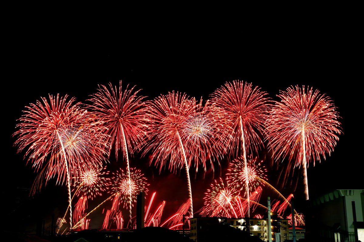 shakeeencom's tweet photo. 何とか撮れた。。。かな？🎆
花火大会では初めて使うカメラとレンズやったから大分苦戦したけど💦
穴場からの撮影はホンマに賭けやなーと改めて痛感w
1枚目の上が見切れてるのが後悔😢
#京都芸術花火
#FUJIFILM
#XT50 https://t.co/YZo3SXBDJ5