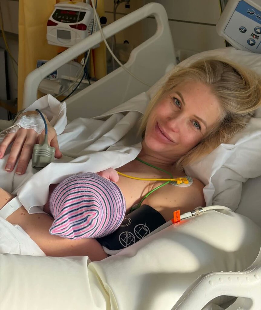 XFilesArgentin's tweet photo. La mujer de Maxi López sigue rubia después de parir..que raro no?
Comete la funada gordo forro, y volve a postear los datos de mi hijo en X.. https://t.co/QsmT0yxpGc