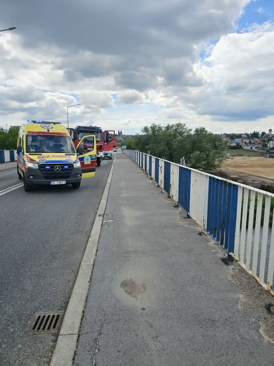 KMPSPLomza's tweet photo. Dzięki profesjonalizmowi i wzorowej współpracy ratowników medycznych, policjantów oraz strażaków z JRG Łomża  udało się uratować mężczyznę znajdującego się po zewnętrznej stronie bariery ochronnej na moście Hubala.

Skuteczne działania służb pozwoliły zapobiec tragedii. 🚑🚒👮‍♂️ https://t.co/MK1i7oJigu