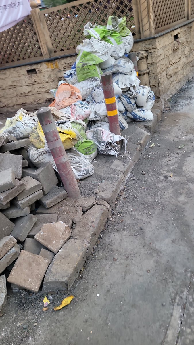 Khurshedswami's tweet photo. Bang outside Plaza Cinema.. Dadar West

@TataPower @mybmc @myBESTElectric @myBESTBus SOMEBODY FROM HERE dug up the stretch from PlaA to Kabutarkhana

@AshwiniBhide while Roads were ReLevelled, Pedestrian Needs arebas u see and @mybmcWardGN @mybmcWardGS cares a Damn

Pls Attend! https://t.co/NMwyn9rbTI