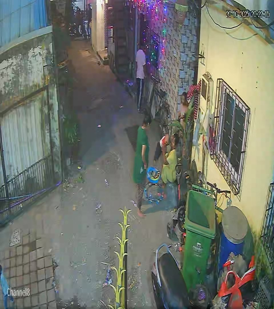 pst604's tweet photo. The scene at our soc gate. Heavy encroachment
Navyug society
St anthony rd. Kadamwadi, kalina,  santacruz east,  mum 98
Ambulance,  fire engine no entry
Several info to bmc .result 0. Waiting for fire to catch our soc. Then bmc will act https://t.co/nqO3rDOeSE