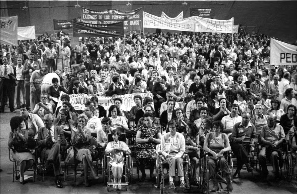 EduardoSaldania's tweet photo. Víctimas de la intoxicación por aceite de colza en España en 1981. Un aceite que se vendió sobre todo de manera ambulante. Vivir en sociedad pasa, precisamente, por construir unas normas que velen por la salud de todos. Los controles alimentarios existen por algo. https://t.co/EqzIG3r2aZ