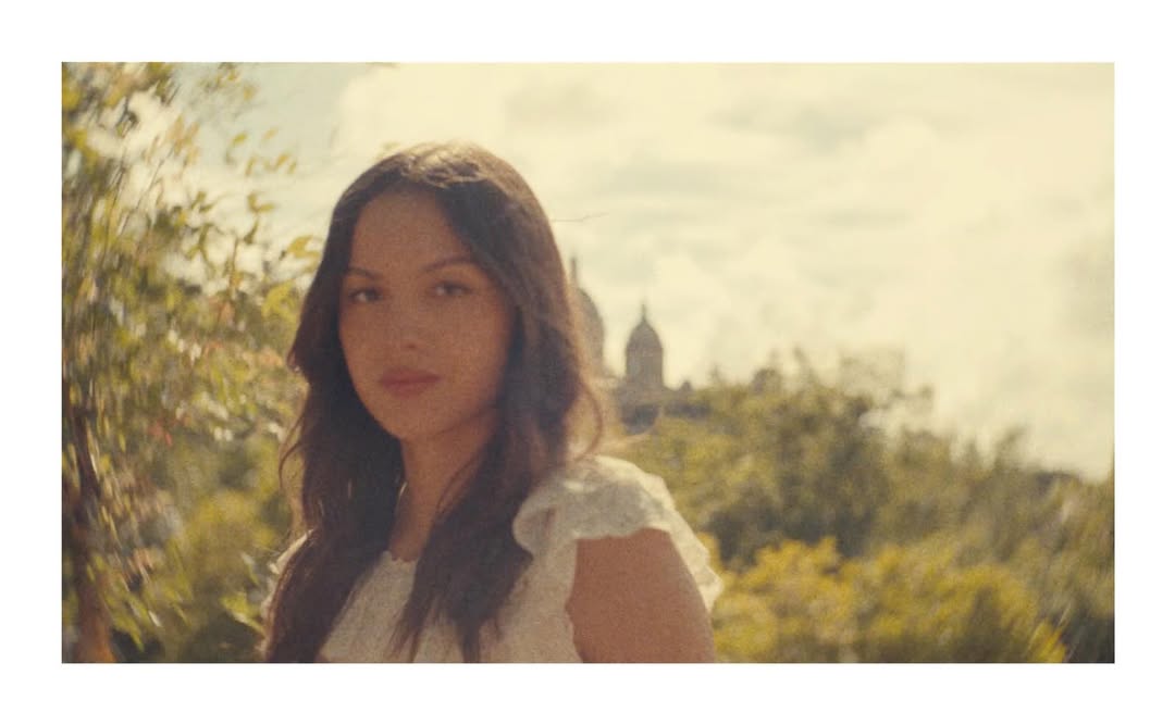 statsoirbu's tweet photo. Olivia Rodrigo on global Spotify yesterday (Tuesday 2/6):

#5 (-1). 'the cure' 4.73M streams (-5.43%)
— 12th day on the chart.

#12 (-1). 'drop dead' 3.12M (-1.96%)
— 47th day on the chart. https://t.co/lxJgmKgK1m
