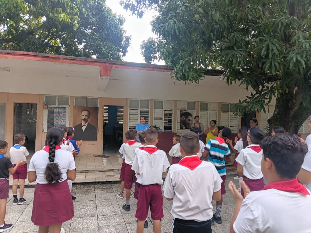 EnuRenato's tweet photo. Se realiza matutino especial en conmemoración al natalicio de Raúl Castro Ruz.
#yosbelima
#DMESantaClara
#EducacionSantaClara
#CubaViveEnSuHistoria
#CubaMined https://t.co/jLBj0gwhPQ