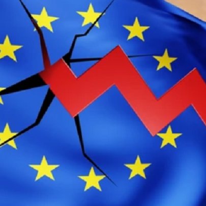GlobalDiss's tweet photo. 🚨🇪🇺 EU JOB BLOODBATH ALERT

Brussels admits HUNDREDS OF THOUSANDS of jobs are on the chopping block as soaring energy costs, deindustrialization and green policies hammer Europe's economy.

Germany's auto industry alone could lose 600,000 jobs while China races ahead. https://t.co/r1upWCPwFy