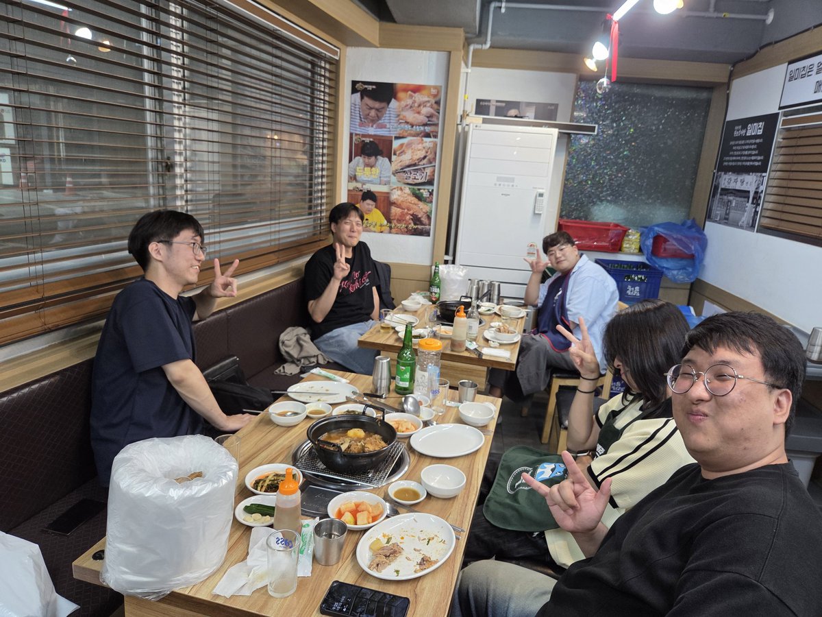 ZigZegg's tweet photo. 韓国の朱夏人の飲み会 https://t.co/rosMXBipR7