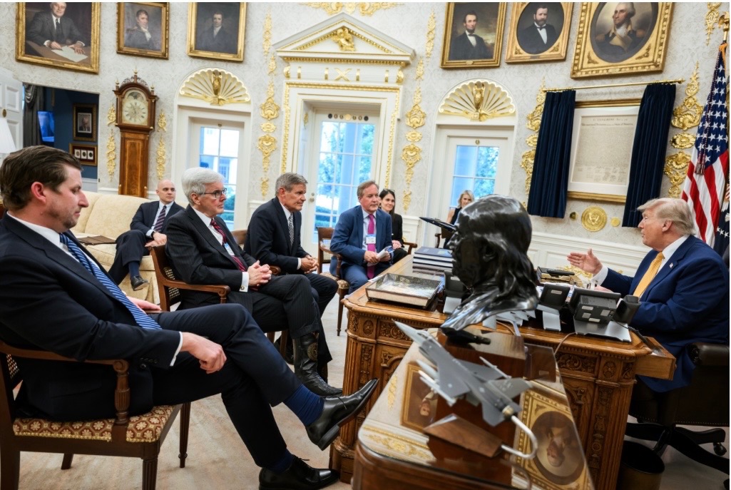 DanPatrick's tweet photo. Here are more photos from my Oval Office meeting with President Trump yesterday. @KenPaxtonTX and I had a great conversation with him. President @realDonaldTrump has done an incredible job revitalizing and restoring the West Wing and the Oval Office. It has never looked better. https://t.co/IRp0prP1l7