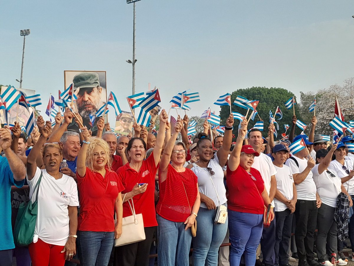 DieguezLianne's tweet photo. #Holguín homenajeó al General de Ejército Raúl Castro Ruz en su cumpleaños 95. #RaúlEsRaúl https://t.co/dHchjRw2oT