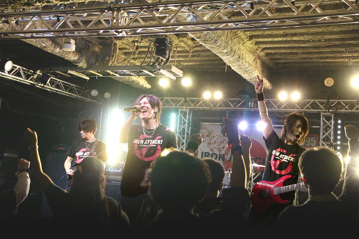 AttackIron's tweet photo. 今日からワンマンに向けて、未公開の写真を少しずつアップしていきます！！（📸2025年富山）

🔥IRON ATTACK!20周年ワンマンライブ「一撃 」🔥

2026年12月13日(日)
会場：新宿ワイルドサイドTokyo
時間：OPEN17:00 / START17:30
チケット：前売4,500円 / 当日5,000円（入場時+1D代）
━━━━━━━ ◇ ━━━━━━━
🎟️前売チケット
⇒オリジナルデザインチケットはこちら
🛒公式オンラインショップ（送料無料）…https://t.co/3ueFO63MH0
🛒BOOTH（送料無料）…https://t.co/jejfX1vmJ6

⇒プレイガイドはこちら
💻イープラス…https://t.co/BKSnNjX2wW

⇒簡単予約フォーム（チケット取り置き）
📧https://t.co/il8UkSNLcW
━━━━━━━ ◇ ━━━━━━━
【入場順】
実券（公式オンラインショップ、BOOTH、手売り）整理番号順→イープラス（整理番号順）→予約フォーム、DM予約→当日券