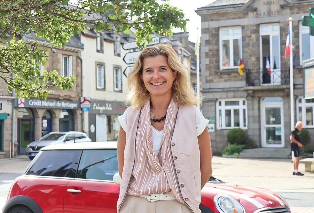 tvlofficiel's tweet photo. 🇫🇷 L’ancien maire de Pleurtuit (Ille-et-Vilaine), Sophie Bézier, a été définitivement condamnée à huit mois de prison avec sursis pour subornation de témoin.

En décembre 2022, sa femme de ménage avait été témoin d’une altercation violente entre le fils de l’édile et sa petite amie, au point que l’agresseur avait été placé en détention provisoire.

Lors de son audition, la femme de ménage avait révélé qu’elle travaillait au noir chez Sophie Bézier, ce qui avait valu à cette dernière une condamnation à trois mois de prison avec sursis et 2 000 euros d’amende en mars 2024.

Après cette audition, Sophie Bézier avait fait pression sur elle afin qu’elle modifie sa version des faits et témoigne en faveur de son fils. Entre deux harcèlements, elle lui aurait notamment promis un logement social en échange de sa collaboration.

Sophie Bézier, qui est officier de police judiciaire de profession, a vu son pourvoi en cassation rejeté.