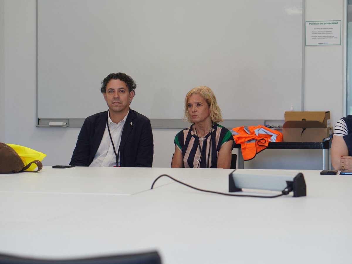 Junts_BCN's tweet photo. 📦 Visitem amb els companys de @JxCatEixample el centre de distribució logística d’@amazon al Bon Pastor.

#Barcelona és un dels centres corporatius més importants a Europa, referent en innovació, que promou i practica les entregues sostenibles i que ajuda al creixement de PIMES. 🙌🏻