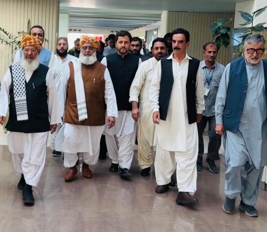 KamranM69045926's tweet photo. قائد محترم کوئٹہ پہنچ گئے۔
سنیٹر مولانا عبدالغفور حیدری، سنیٹر کامران مرتضی ودیگر نے استقبال کی ۔ https://t.co/KFDsicZVtw