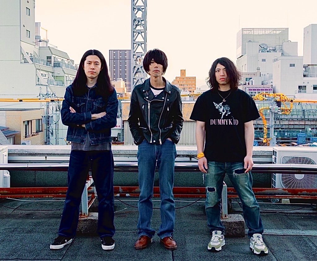 hiRoki_add9's tweet photo. 組み合わせ考える前からDUMMYKIDは次絶対誘おうと決めてました、1年くらい前から
富山のバンドを呼ぶのはthe cells以来なんだけど、系統違えどDUMMYKIDはとにかくかっこいいし音デカいし良いライブするし何より音がデカい
vanvanV4の45周年シリーズ2度目の出演、要チェックでお願いします！ https://t.co/12TtvSCuuX