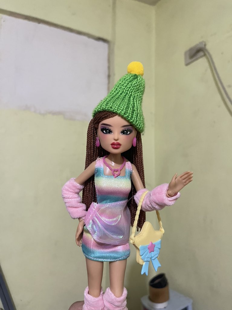 e0218a's tweet photo. my drink came with a perfectly doll sized hat lol https://t.co/O6Xb6H7Oqz