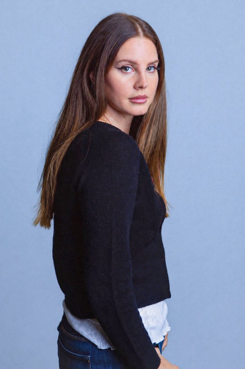 LanasChart's tweet photo. 25,000 New York Times readers elected Lana Del Rey as the 31st greatest living songwriter in America.

She is ahead of Jay Z and Mariah Carey. https://t.co/oF3FULd2n4