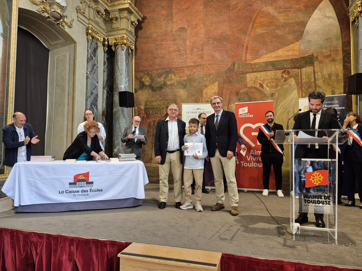 DSDEN31's tweet photo. Cérémonie de remise du prix Bosc-Lascours 2026 par la Caisse des Écoles de #Toulouse, salle des Illustres : 14 élèves de cycle moyen, dont deux grands-prix, ont été récompensés pour leurs parcours scolaire et citoyen. 
👏 Bravo à toutes et tous pour ce travail et cette réussite ! https://t.co/wUkbWY0IU7