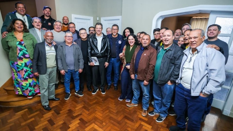 centralsindical's tweet photo. 🤝 Sindicalistas se reuniram com Fernando Haddad para debater propostas para o desenvolvimento de São Paulo.

🏭 Emprego, indústria, educação, segurança e valorização do trabalho estiveram no centro das discussões.
#ForçaSindical #CSB #FEQUIMFAR #Trabalhadores #Emprego #Indústria #SãoPaulo #Desenvolvimento #Juruna #DaniloPereira #Serginho #Haddad #movimentosindical