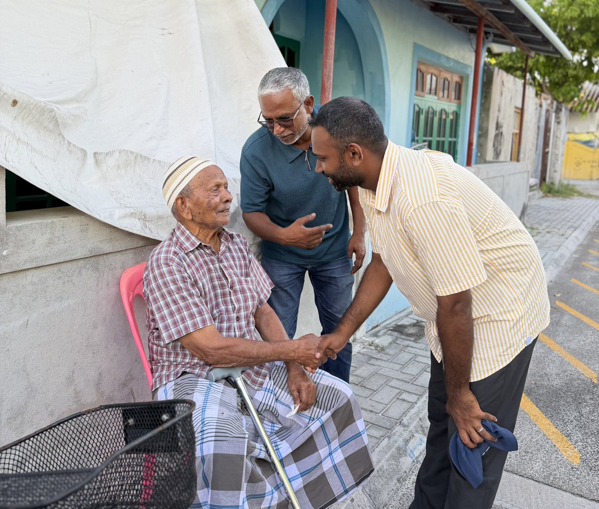 saathiu0717's tweet photo. އިތުބާރު ކެމްޕެއިން ޓީމުން ގއ. ވިލިނގިލީގައި ކުރިޔަށް ގެންދާ ދޮރުން ދޮރަށް ހަރަކާތް

އެމްޑީޕީގެ ޗެއަރޕާރސަންކަމަށް @MickailNaseem އަށް ވޯޓު ދެއްވާ!
3️⃣☑️
#VoteMeekail
#Ithubaaru
#Meekail4CP https://t.co/2hq4l7KGXX