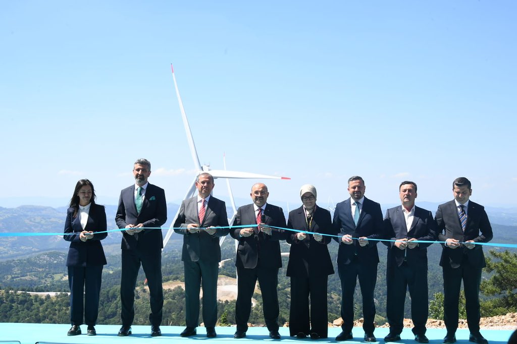 TC_Balikesir's tweet photo. 📍İvrindi- UYGAR RES
Vali İsmail Ustaoğlu, Enerji ve Tabii Kaynaklar Bakan Yardımcısı Abdullah Tancan, AK Parti Genel Başkan Yardımcısı ve Balıkesir Milletvekili Belgin Uygur ile birlikte Sayın Cumhurbaşkanımızın canlı bağlantılarıyla gerçekleştirilen 2025 Yılı Yenilenebilir Enerji Yatırımları Toplu Açılış Töreni’ne katıldı.