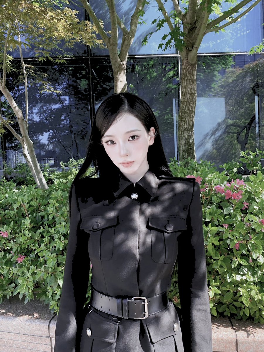 mpeus's tweet photo. 초록 사이에 스며든 블랙. 🔲🍃 https://t.co/oplyYNFhPJ