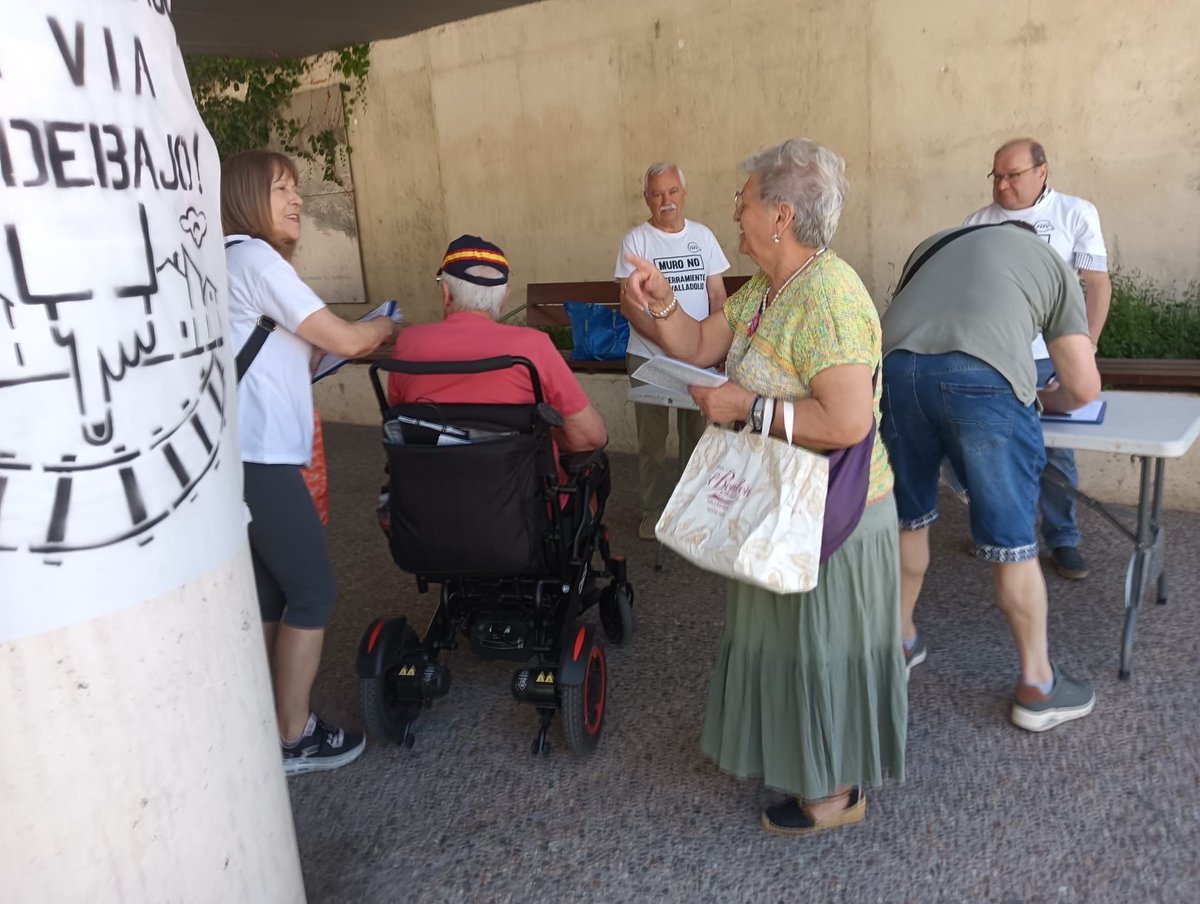 Sote1Plataforma's tweet photo. Seguimos informando y recogiendo firmas a favor del soterramiento en Valladolid.
Como siempre la acogida de los vecinos y vecinas no puede ser mejor. El apoyo que nos dais es nuestra fuerza y nuestra esperanza. La voluntad popular no se puede ignorar ni despreciar. Seguimos💪🏻🚇✅ https://t.co/0xHnShoxlo