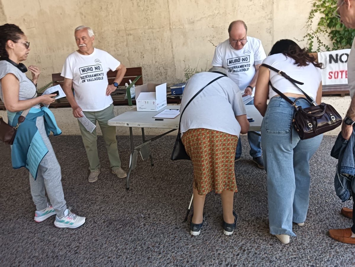 Sote1Plataforma's tweet photo. Seguimos informando y recogiendo firmas a favor del soterramiento en Valladolid.
Como siempre la acogida de los vecinos y vecinas no puede ser mejor. El apoyo que nos dais es nuestra fuerza y nuestra esperanza. La voluntad popular no se puede ignorar ni despreciar. Seguimos💪🏻🚇✅ https://t.co/0xHnShoxlo