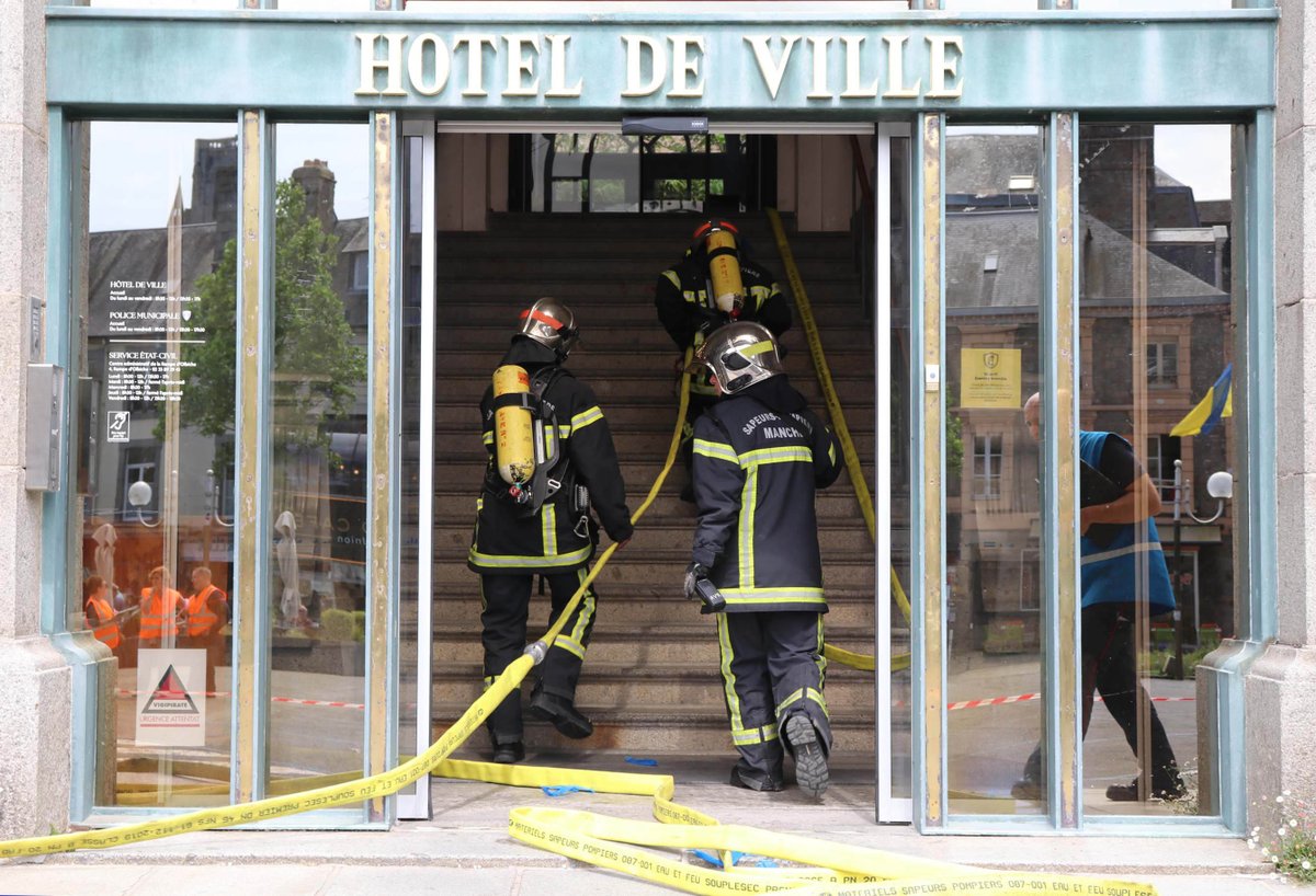 SDIS50's tweet photo. 30 #pompiers ont participé à un exercice #PSBC à la #bibliothèque patrimoniale #Avranches, organisé par le #GASP, mission de #FabriquedePatrimoines en #Normandie et en partenariat avec #NormandieLivreLecture, la ville d’Avranches et le #sdis50.
👉https://t.co/hrbpWdB1s3 https://t.co/ERrCdpWTg9