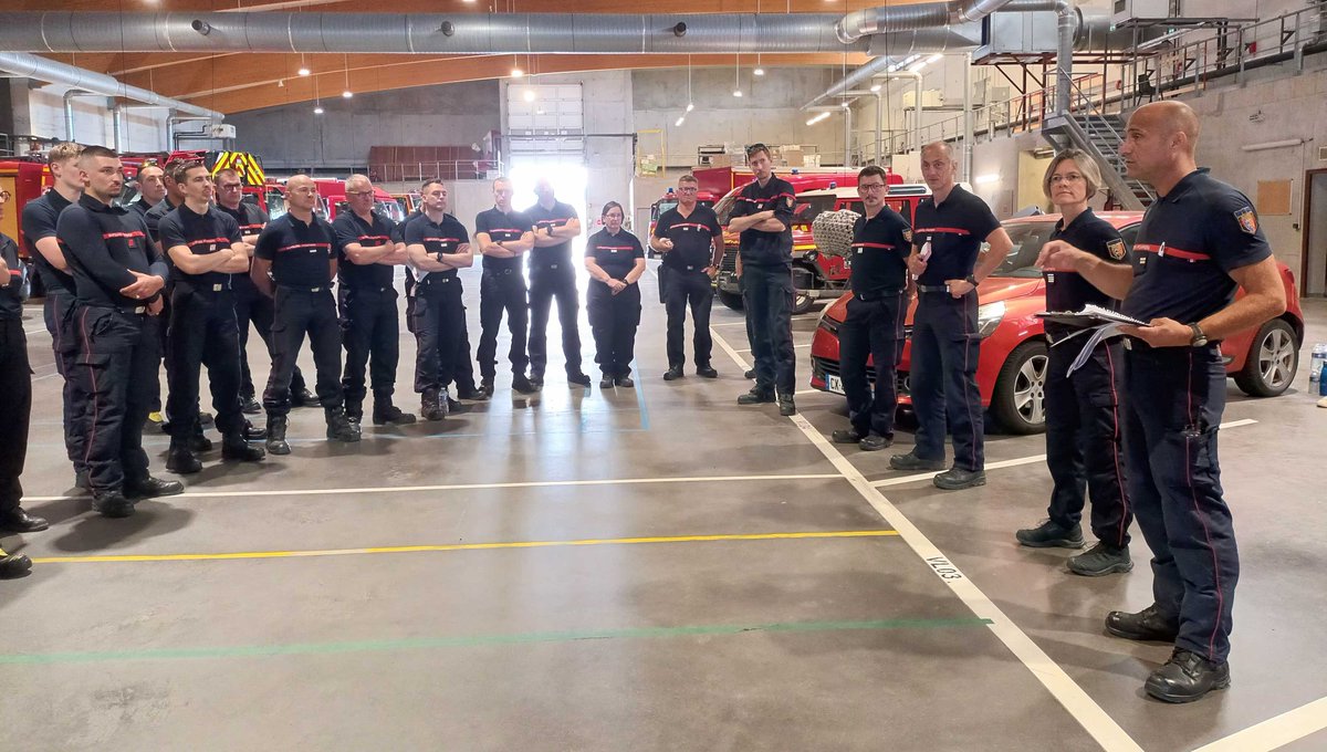 SDIS50's tweet photo. 30 #pompiers ont participé à un exercice #PSBC à la #bibliothèque patrimoniale #Avranches, organisé par le #GASP, mission de #FabriquedePatrimoines en #Normandie et en partenariat avec #NormandieLivreLecture, la ville d’Avranches et le #sdis50.
👉https://t.co/hrbpWdB1s3 https://t.co/ERrCdpWTg9