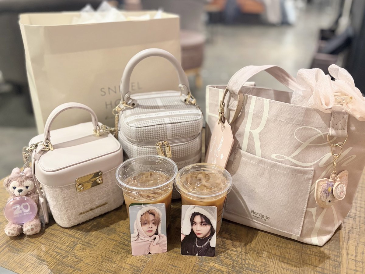 _grandeourse's tweet photo. herliptoの名古屋トートサイズ大きくて本当に使いやすいからサブバッグはこれ一択.ᐟ.ᐟとってもお気に入り🎀 https://t.co/8TCQu311gf