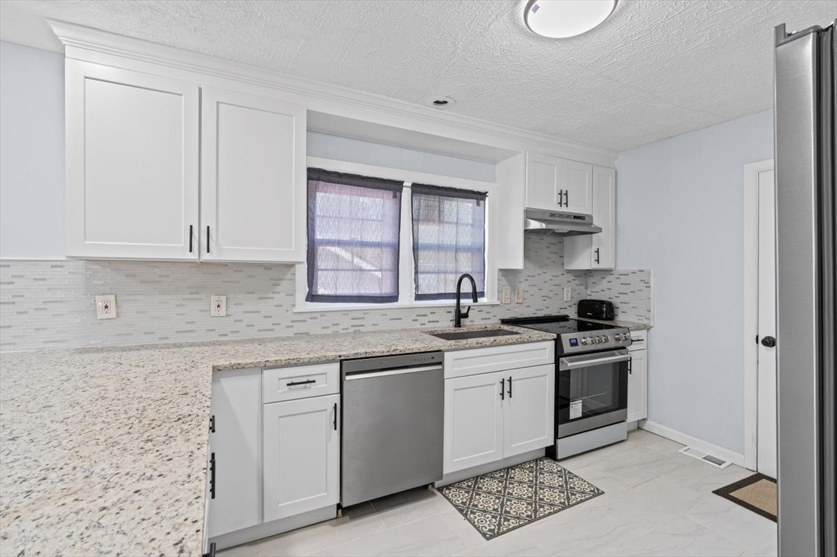 listingsatl's tweet photo. Close to Downtown Atlanta, major highways, parks, dining, and the airport, this South Atlanta home offers the convenience buyers are looking for with the comfort of a place to call home. Call 404-528-2665. What would you love most about this location?
#AtlantaHomes #HapevilleGA https://t.co/L6vx0MjKLc