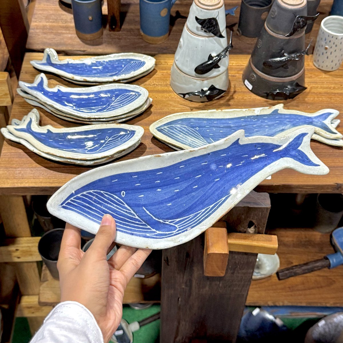 itfeelstory's tweet photo. ชอบอะไรแบบนี้มากกก ทั้งหมดเป็นงานคราฟ handmade ฝีมือคนไทยหมดเลย ที่งาน craft bkk ทั้งงานเซรามิก ดิน ผ้า ไหม กระดาษ ไม้คือมีหมด ร้านโลคอลมาออกบูธเยอะมาก เดินเพลิน อยากให้ไปกันเยอะๆ สนับสนุนคนไทย🐋🐈‍⬛🍅 https://t.co/7aoeDP6zZ9